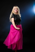 Ihana Artisti Sanna Linna viihdyttää iltatansseissa